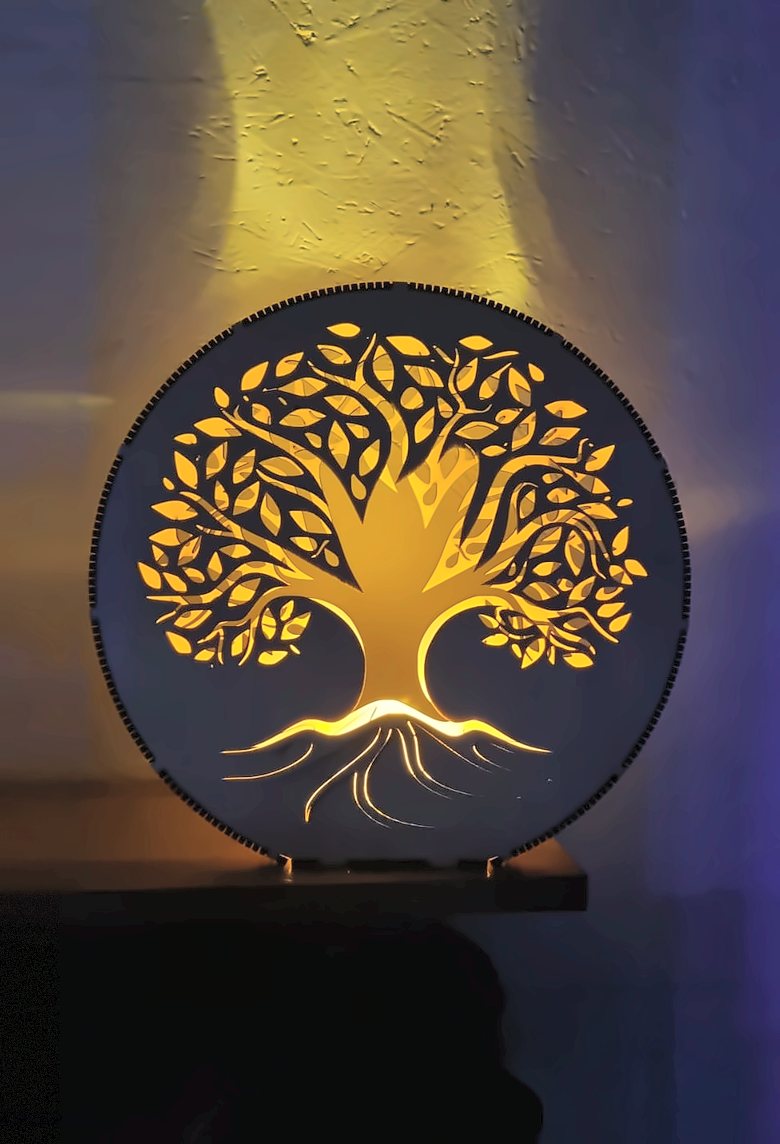Lampă decorativă cu copacul vieții, decupată în lemn și iluminată din spate